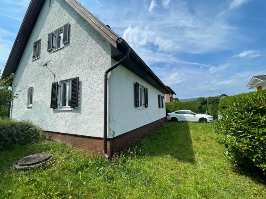 Sanierungsbedürftiges Einfamilienhaus mit Ausbaupotential und Nebengebäude - sowohl auch als Bauträgergrundstück nutzbar mit einer ansprechenden Planung von 6 Wohneinheiten - Bild