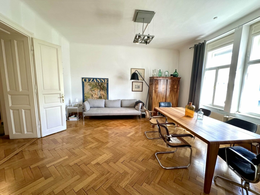 Provisionsfrei - Wunderschöne Altbauwohnung mit zwei Zimmer und einer extra Küche in absoluter Bestlage in St. Leonhard - Bild