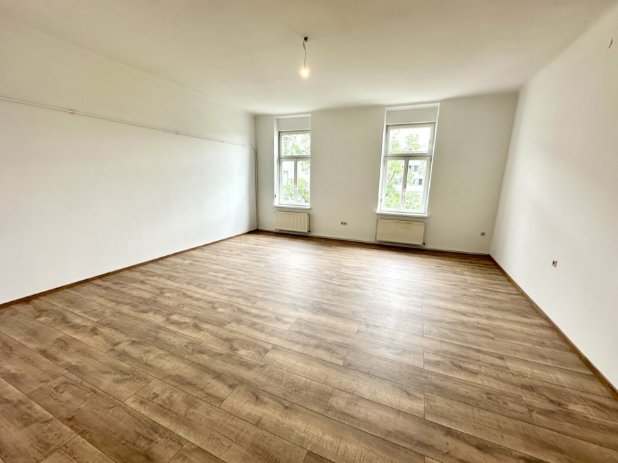 NEU SANIERT! Ansprechende 3- Zimmer-Altbauwohnung mit Balkon nahe des Jakominiplatzes und des Augartens in Grazer Bezirk Jakomini - Provisionsfrei! - Bild