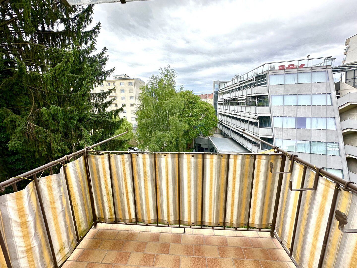 Repräsentative neusanierte Altbau-3-Zimmer Wohnung mit extra Küche und sonnigem Balkon in der Jakob-Redtenbacher-Gasse im Grazer Bestbezirk Jakomini