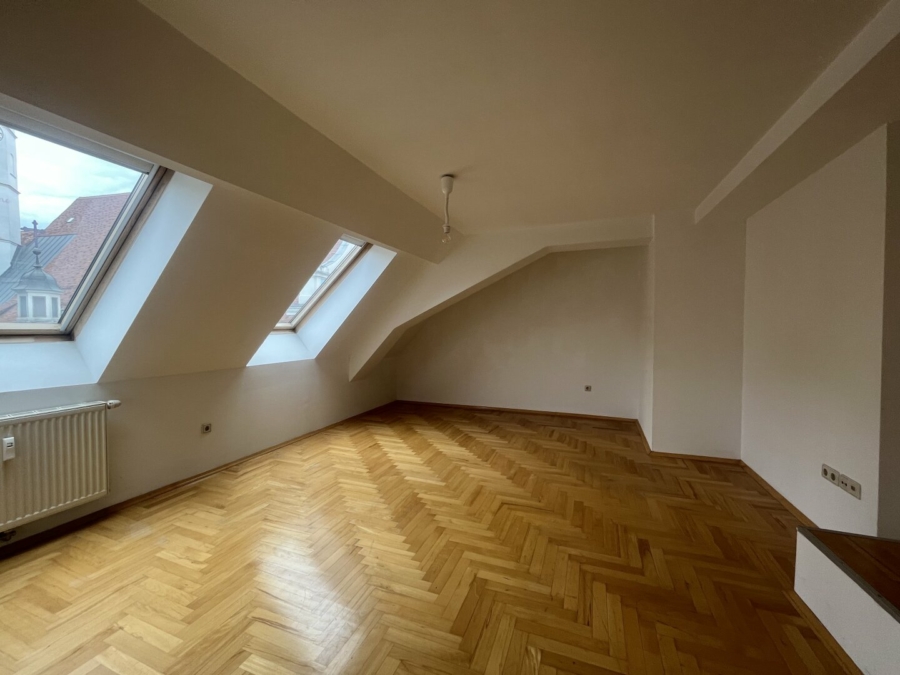 Provisionsfrei! Sonnendurchflutete 2-Zimmer-Wohnung in beliebter und hipper Lage mit Schlossberg Blick - Bild