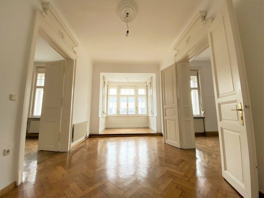 Provisionsfrei - Exklusive, wunderschöne 5-Zimmer-Altbauwohnung mit KFZ-Garage und 2 Balkonen in absoluter Bestlage in St. Leonhard - Bild