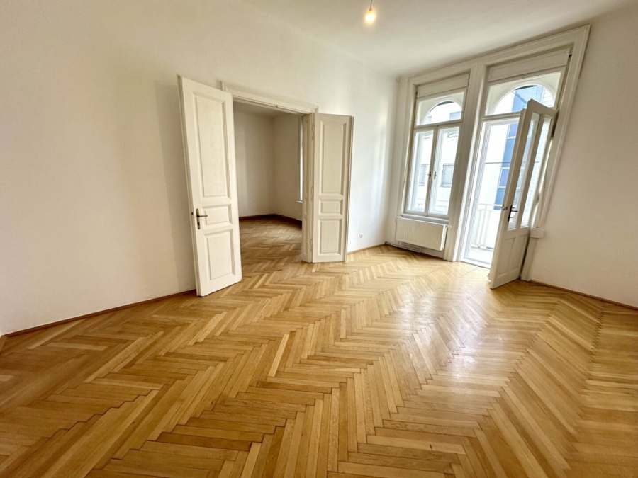 Provisionsfrei! Erstbezug nach Teilsanierung – Wunderschöne 2-Zimmer-Altbauwohnung mit sonnigem Balkon und extra Essküche in bester Lage, unweit der Karl Franzens Universität - Bild