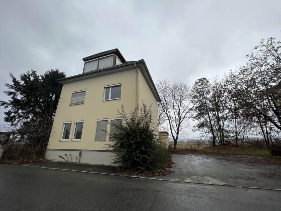 Gewerbeobjekt mit vielerlei Nutzungsmöglichkeiten mit ausreichend Parkplätzen - sanierungsbedürftig - Bild