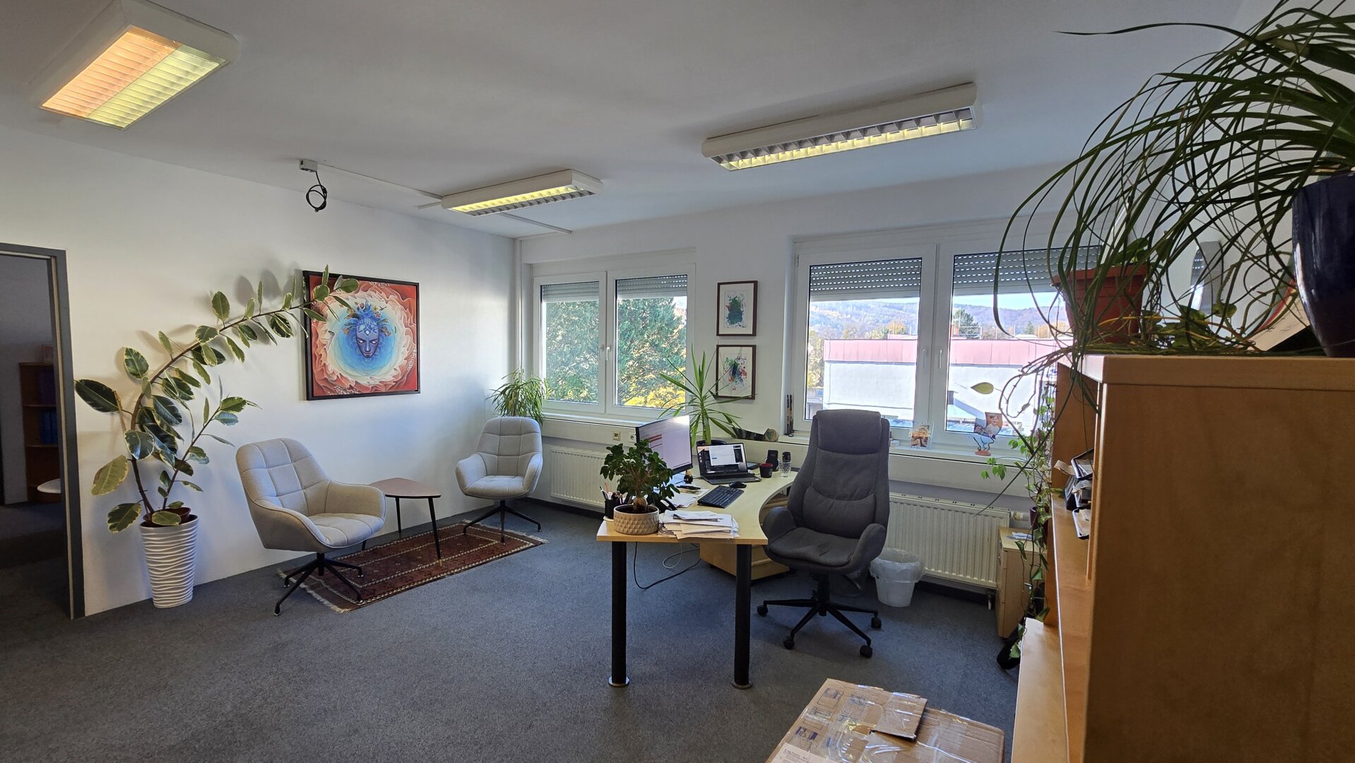 Moderne Büroräumlichkeiten mit 6 Büros und ausreichend KFZ-Stellplätzen in frequentierter Lage im Grazer Bezirk Straßgang