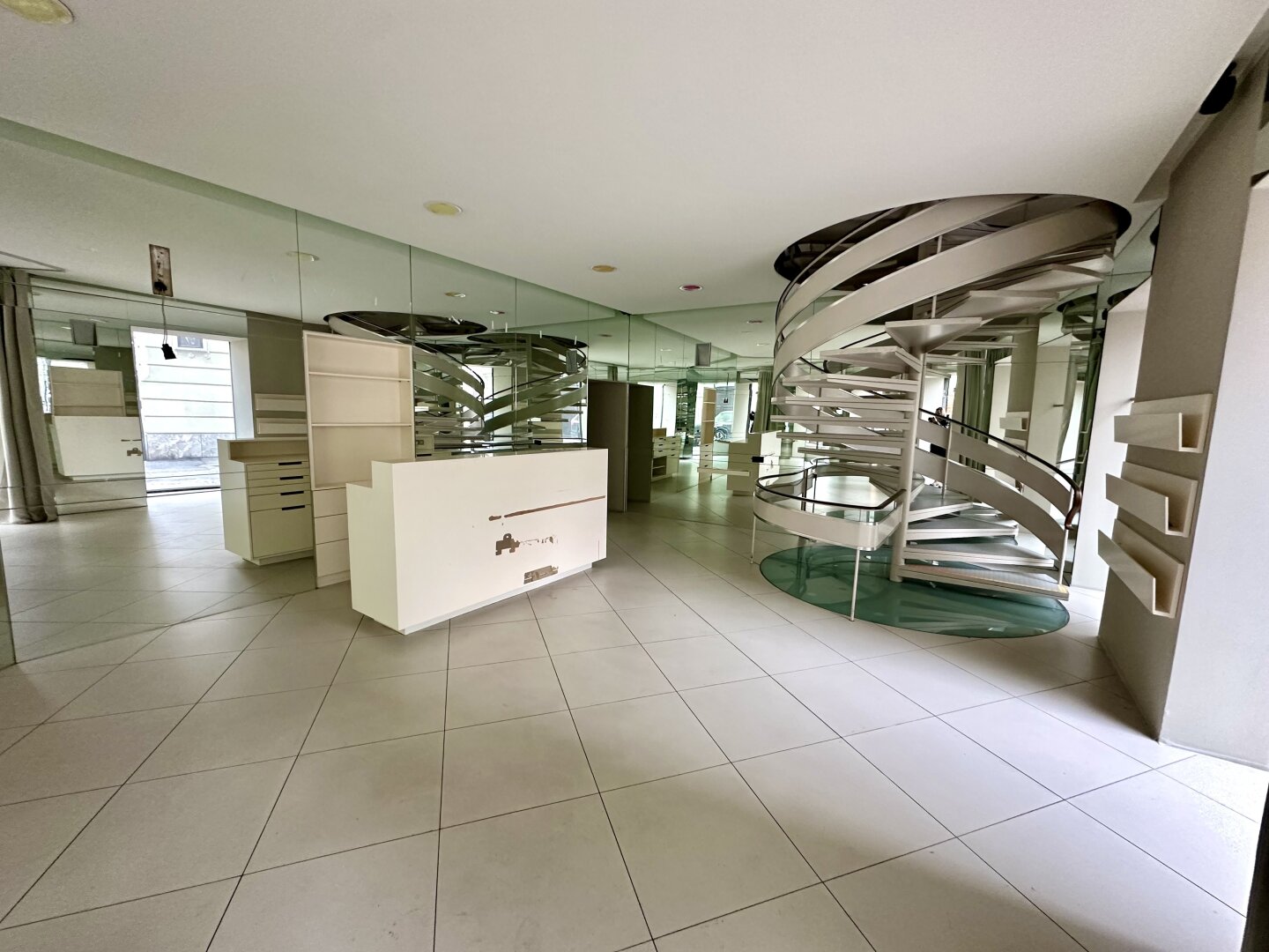 Großzügige hochfrequentierte Gewerbefläche auf 2 Etagen - in der Grazer Altstadt - Fußgängerzone in Bestlage - 1. Bezirk Innere Stadt direkt in der Engegasse Ecke Bindergasse !