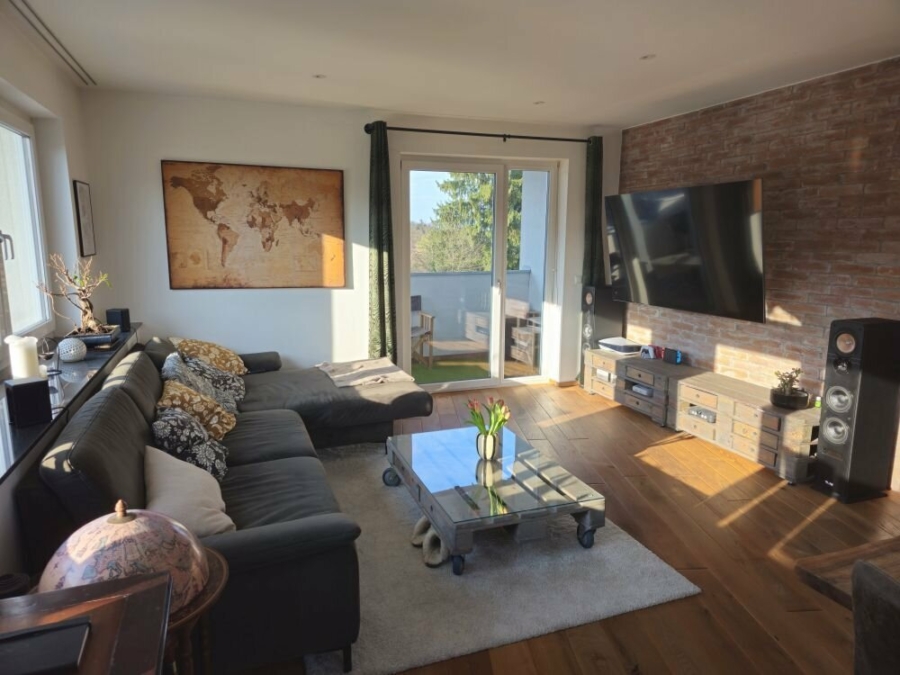 Wunderschöne 3-Zimmer-Wohnung mit rund 141 m² großen Eigengarten, Balkon und 2 -KFZ Carport-Abstellplätzen - Bild