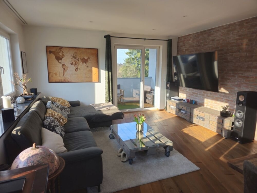 Wunderschöne 3-Zimmer-Wohnung mit rund 141 m² großen Eigengarten, Balkon und 2 -KFZ Carport-Abstellplätzen - Bild
