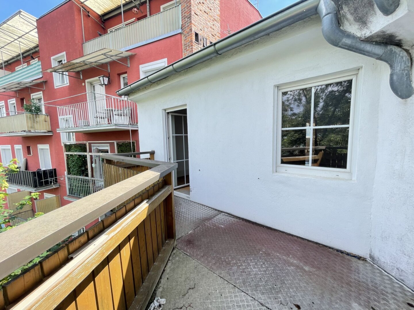 Wunderschöne 2 Zimmer Wohnung mit großer Terrasse und einer Galerie in unmittelbarer Nähe zur AVL - Provisionsfrei