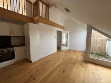 Wunderschöne, perfekt aufgeteilte 3-Zimmer-Altbauwohnung mit kleiner Dachterrasse in absoluter Bestlage, direkt gegenüber der Karl-Franzens-Universität – WG geeignet – Provisionsfrei, 8010 Graz, Dachgeschosswohnung