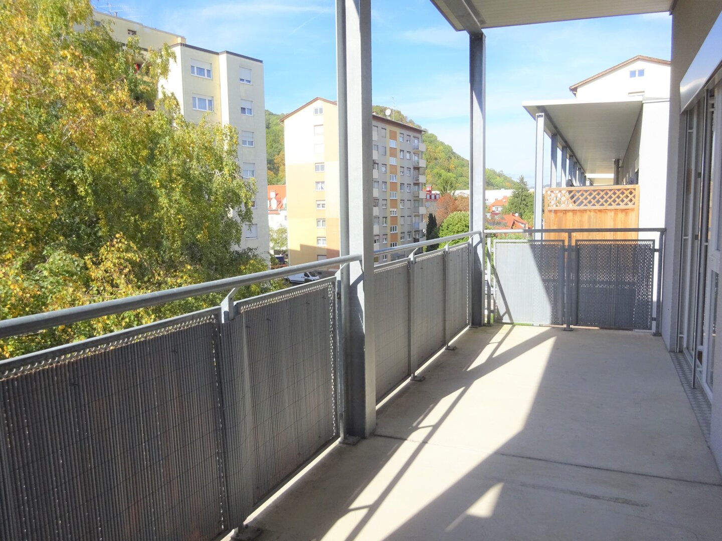 Wunderschöne, geräumige 3-Zimmer-Wohnung mit 14 m² großem Balkon und KFZ-Tiefgaragenabstellplatz